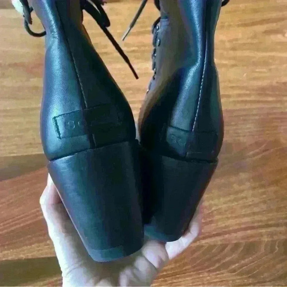 Sorel Black Leather Boots with Cream Fur - Picture 6 of 15